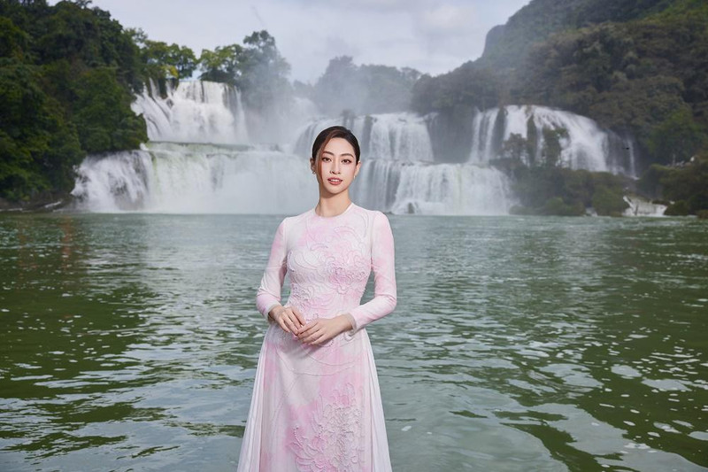 Bộ ảnh được thực hiện với 3 layout tương tự những trang phục được chuẩn bị cho hành trình Road to Miss World 2019 cách đây 5 năm của Lương Thùy Linh.
