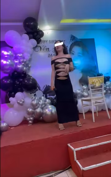 Mới đây, một đoạn video ghi lại cảnh một cô gái hát trong bữa tiệc sinh nhật gây xôn xao trên mạng xã hội. Cô gái này gây chú ý không phải bởi phần trình diễn, cũng không phải bởi giọng hát, mà bởi cách ăn mặc có phần mát mẻ quá mức.