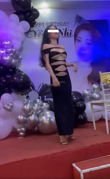 Theo đó trong video, cô gái tự tin đứng trên sân khấu nhún nhảy, diện chiếc váy ôm sát cơ thể màu đen. Đặc biệt từ phần ngực đến phần bụng của chiếc váy được cắt xẻ quá táo bạo, gần như khoe trọn vòng 1 cũng như vòng eo.