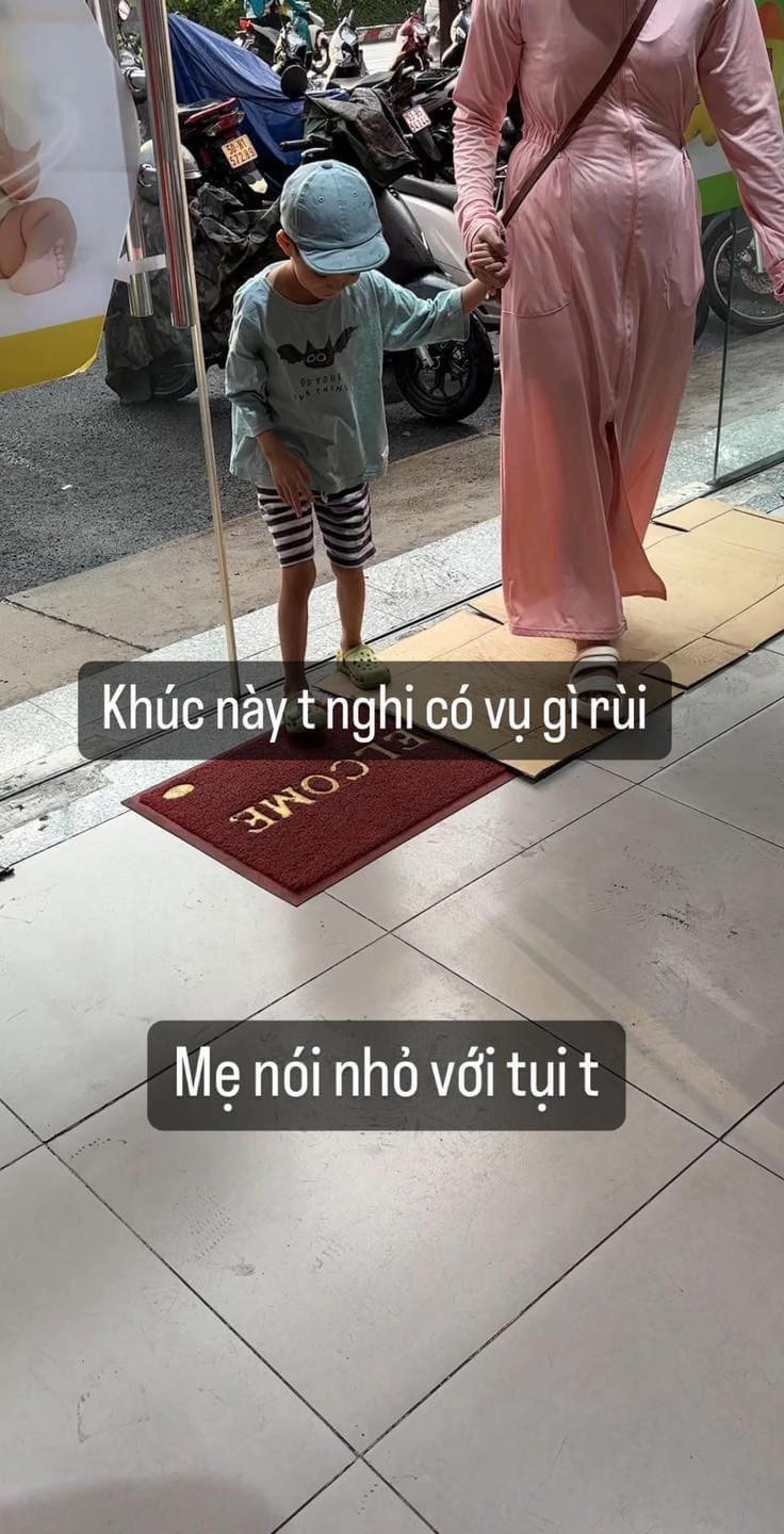 Chị dẫn con trai đến trước một cửa hàng quen, nhờ người trong cửa hàng trông nom hộ khi cậu bé đứng bên ngoài cửa...