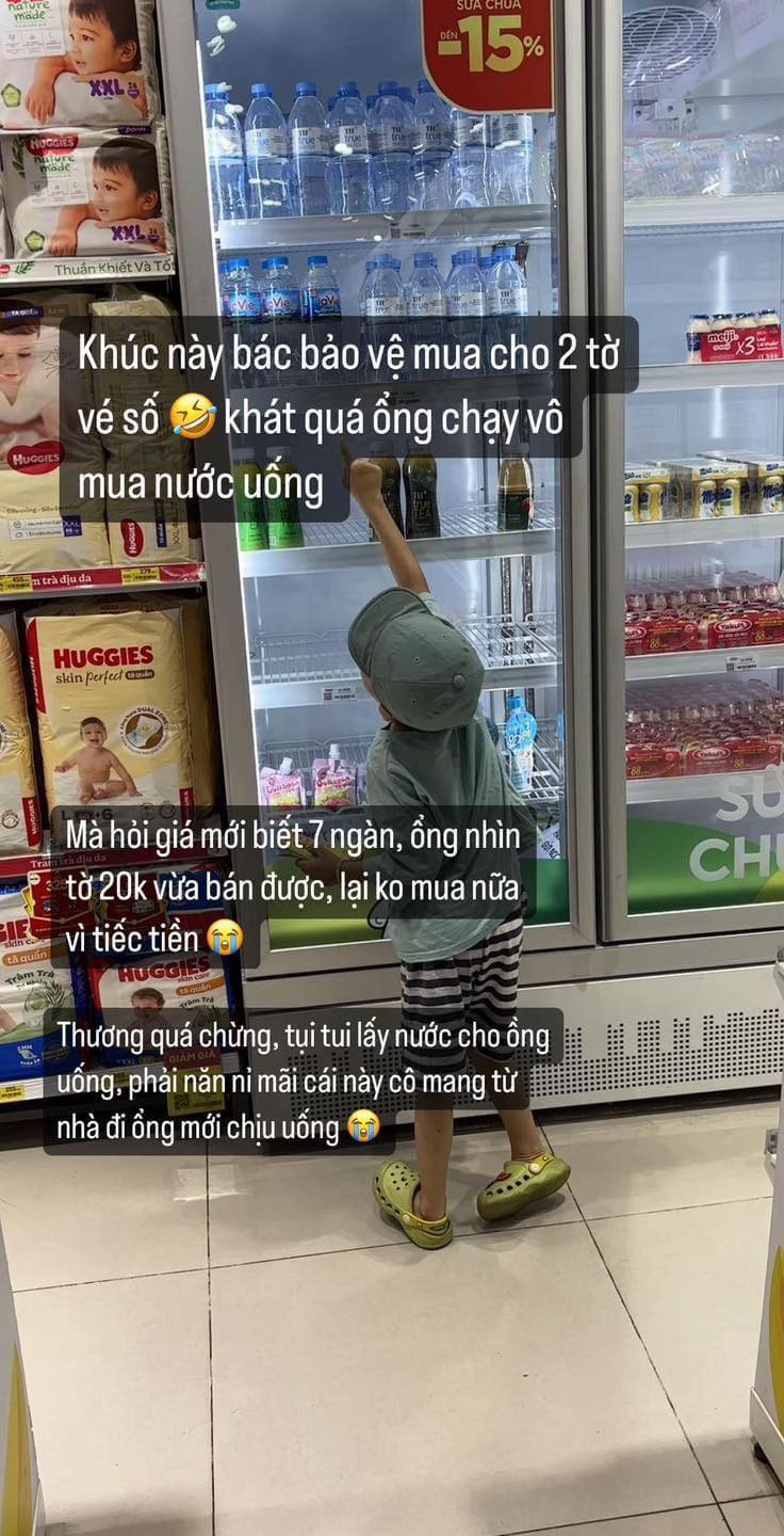 Vì tiếc tiền nên cậu bé không dám mua chai nước 7.000 đồng để uống. Theo dõi câu chuyện đến đây, rất nhiều người đã bày tỏ cảm xúc: "Uầy bà mẹ này dạy con đỉnh đấy, dù thế nào vẫn có khí chất của đấng nam nhi", "bắt đầu biết quý trọng đồng tiền rồi đó", "phải năn nỉ mới chịu uống cơ, tư duy của bé này vốn rất tốt đấy chứ".
