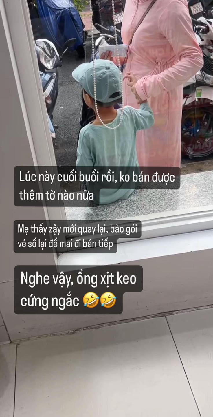 Kết quả, buổi đó cậu bé chỉ bán được vỏn vẹn 2 tờ vé số.