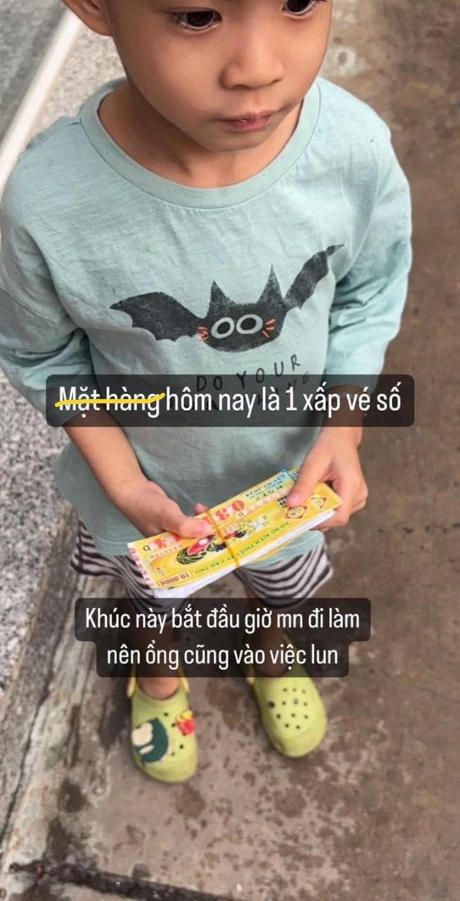 Mặt hàng hôm nay là một xấp vé số...