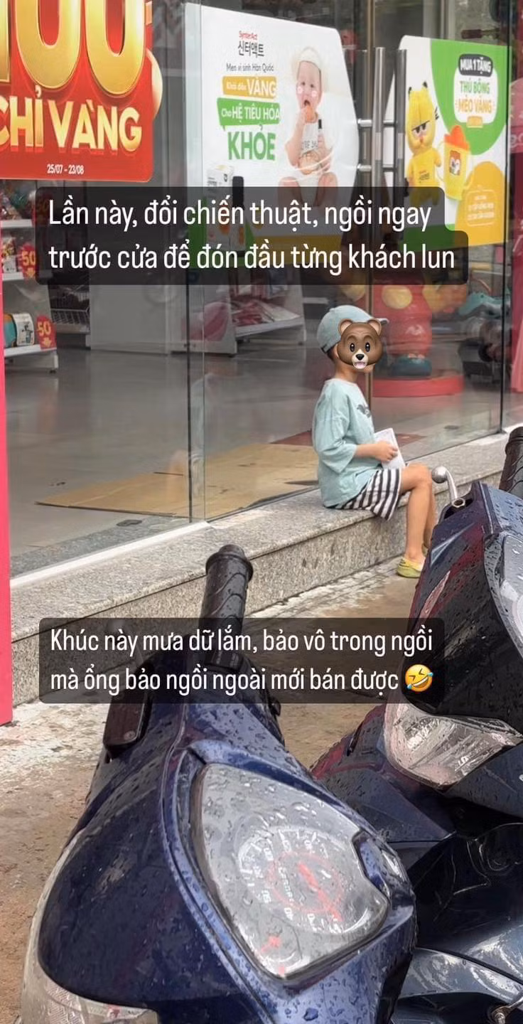 Quyết tâm khởi nghiệp nên cậu bé nhất quyết không vào trong cửa hàng trú dù trời đang mưa.