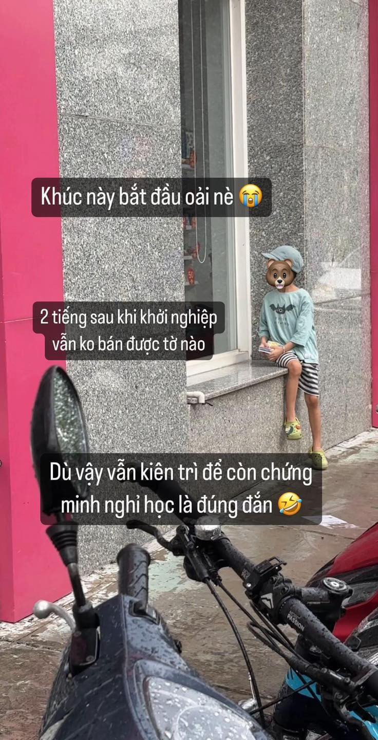 2 tiếng sau, có vẻ như sự hào hứng ban đầu đã mất đi, cậu bé đã có vẻ oải dần.