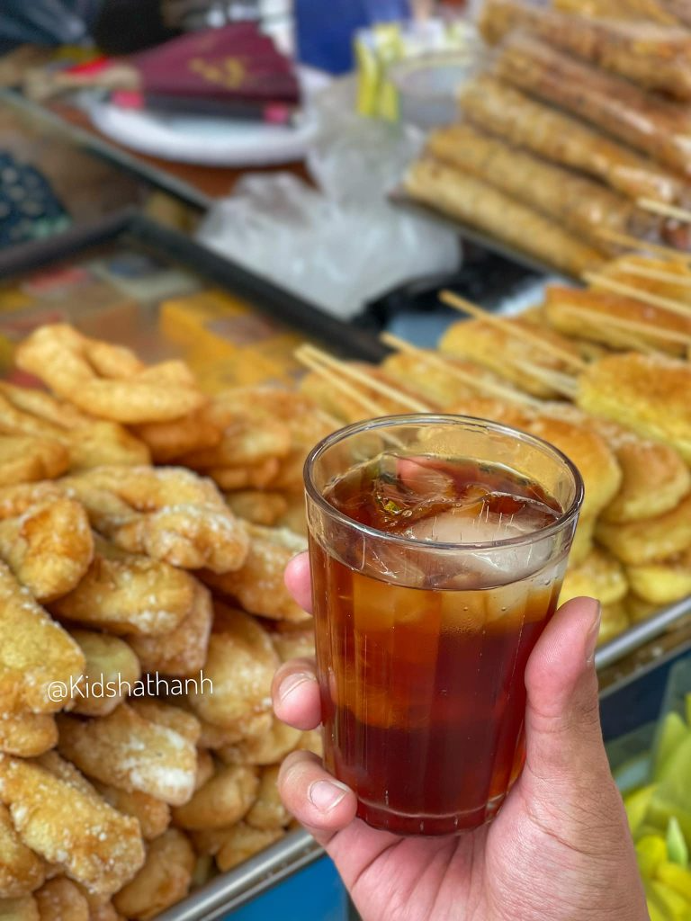 Nước ô mai Bà Bu - Số 1 Trần Quốc Toản, TP. Nam Định đã gắn liền với tuổi thơ của rất nhiều bạn học sinh nơi đây. Nước ô mai được du nhập từ một người gốc Hoa truyền lại cho chủ quán, vị lạ miệng vô cùng khó tả, thơm mát uống một cốc vẫn chưa đã. Cứ tưởng vị sẽ giống nước xí muội nhưng ở đây nước đậm vị ô mai mặn mặn ngọt ngọt.