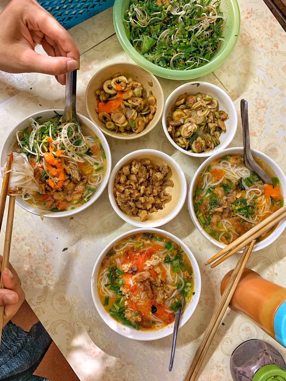 Bún sung chợ Diên Hồng là một trong những địa điểm ăn uống Nam Định lâu đời và gắn bó nhất với người dân nơi đây. Gọi là bún sung nhưng thực chất là bún riêu cua ăn kèm với sung. Bún ở đây còn được ăn kèm với đậu rán, rau sống thái nhỏ, tóp mỡ còn sung được dầm với dấm ớt để riêng một bát, ăn bún đến đâu thì kèm vào đó.