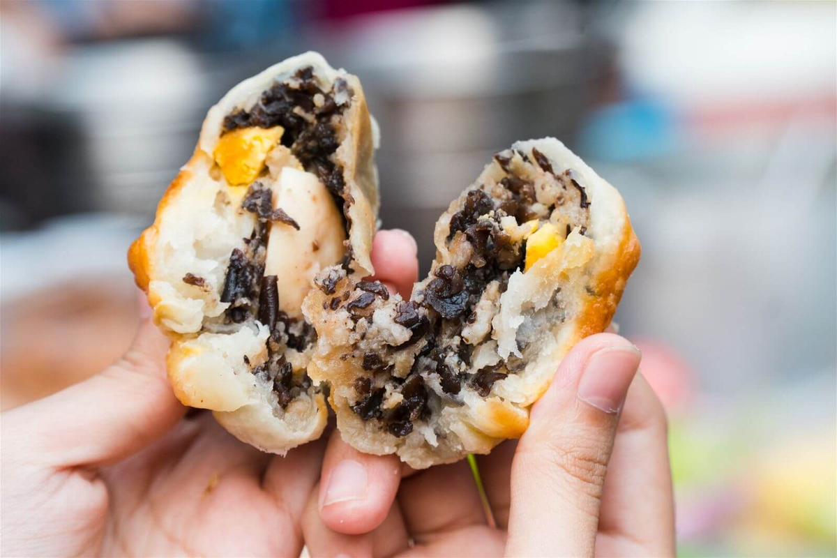 Bánh xíu páo – một loại bánh được người dân thành Nam chế theo phong cách của người Hoa. Thoạt nhìn, bánh xíu páo tựa như một chiếc bánh bao chiên nhưng vỏ ngoài và nhân bánh lại giống bánh pía. Nguyên liệu khá đơn giản, chủ yếu bao gồm: bột mì, trứng, thịt, mỡ lợn và một số gia vị đặc trưng tùy theo cách làm của mỗi nhà.