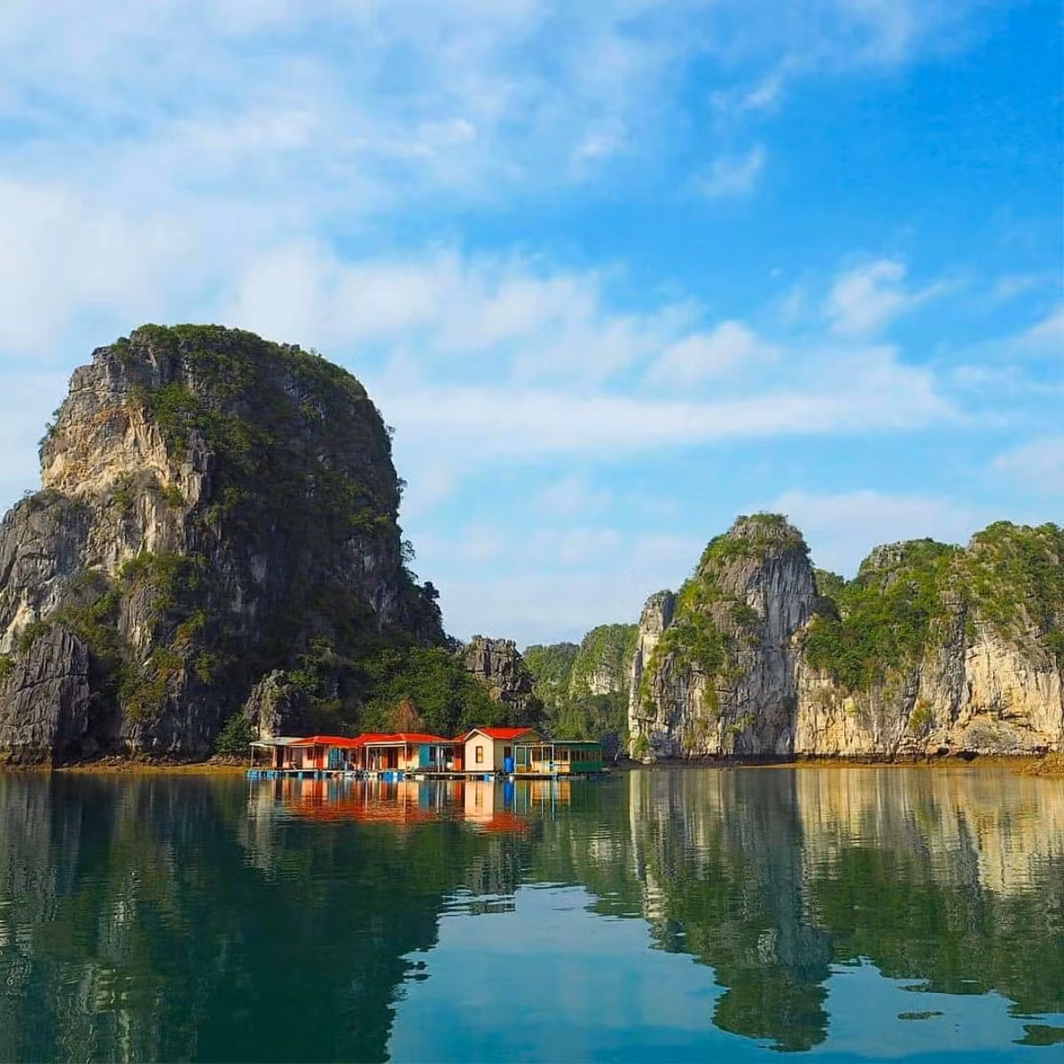 Với quá trình kiến tạo địa chất hàng trăm triệu năm, làng chài Vung Viêng nằm giữa vịnh Hạ Long, Quảng Ninh, là điểm du lịch độc đáo bậc nhất Việt Nam.