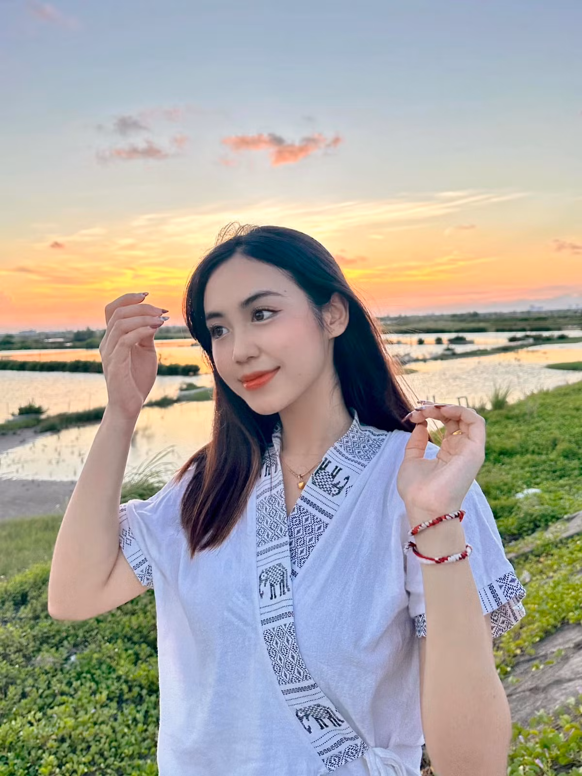 Được biết, sau khi tốt nghiệp cấp 3 tại Lào, Maysa tìm kiếm cơ hội đi du học nước ngoài. Cô gái SN 2001 tự làm hồ sơ, đăng ký xét tuyển vào nhiều trường đại học nổi tiếng tại Mỹ, Singapore, Hungary… và may mắn giành được học bổng 30-40%. Đứng trước nhiều cơ hội mới, Maysa lại có tình cảm đặc biệt với Việt Nam.