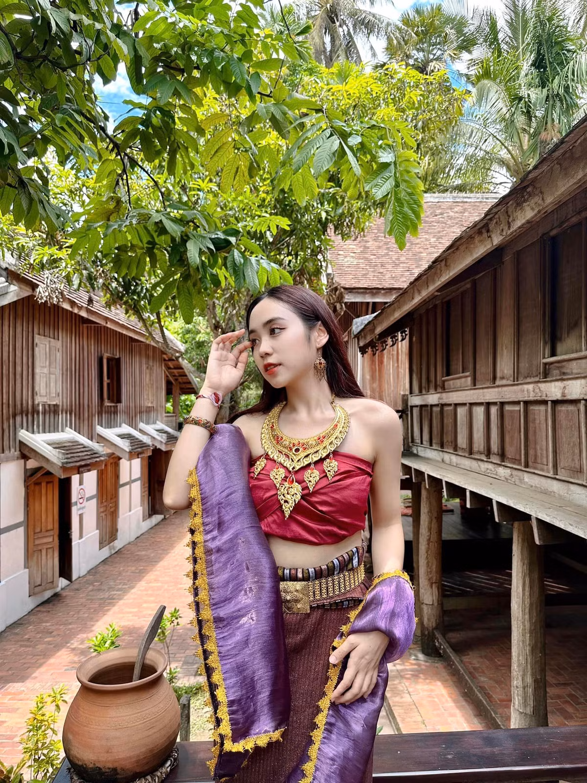 Cô nàng còn thường xuyên thể hiện tình yêu với con người, văn hóa và đất nước Việt Nam. Trong đợt diễu binh kỷ niệm chiến thắng Điện Biên Phủ vừa rồi, Maysaa cũng lặn lội đến Điện Biên để tham gia nhiều hoạt động ý nghĩa trong khuôn khổ đại lễ.