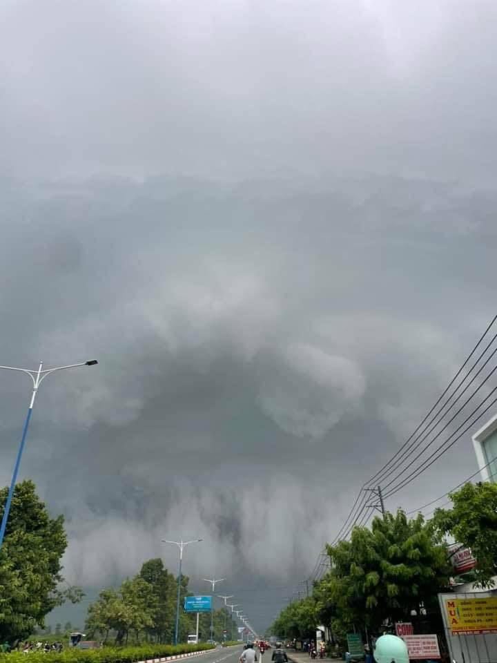 Nhiều người dân khắp cả nước đã để lại bình luận dưới bài đăng về những hình ảnh này tại Bình Dương: "Cuồn cuộn về Bình Dương", "Cơn Giông và Mưa quá lớn. Mong sao đường không bị ngập để mọi Người tan việc trở về mái ấm gia đình được an toàn", "yêu quái tới rồi".