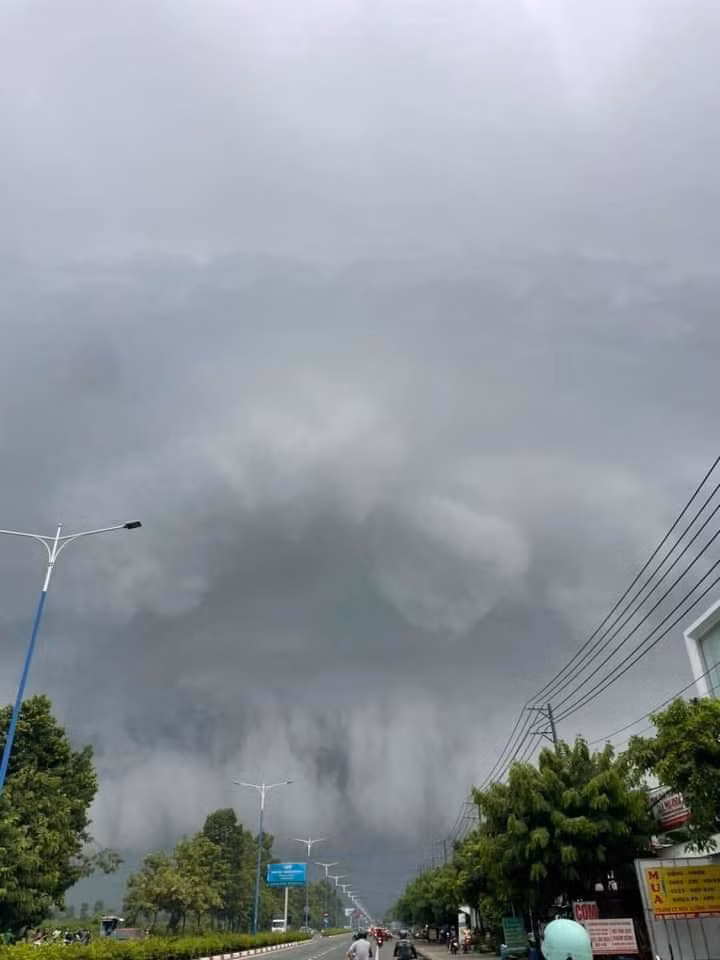 Nhiều người dân khắp cả nước đã để lại bình luận dưới bài đăng về những hình ảnh này tại Bình Dương: "Cuồn cuộn về Bình Dương", "Cơn Giông và Mưa quá lớn. Mong sao đường không bị ngập để mọi Người tan việc trở về mái ấm gia đình được an toàn", "yêu quái tới rồi".