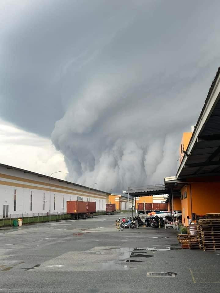 Chiều nay, người dân ở Bình Dương ở nhiều nơi đã đăng tải những hình ảnh bầu trời cuồn cuộn mây đen kéo tới. Thời điểm những đám mây bắt đầu bao phủ cả nền trời là gần lúc tan tầm nên nhiều người bày tỏ sự lo lắng.