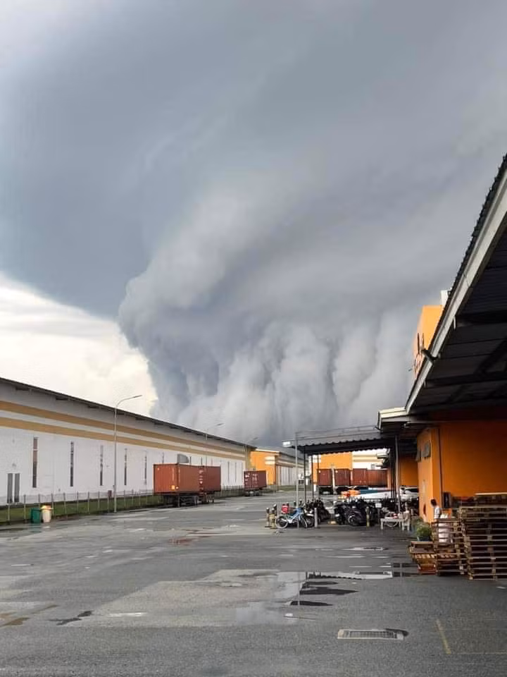 Chiều nay, người dân ở Bình Dương ở nhiều nơi đã đăng tải những hình ảnh bầu trời cuồn cuộn mây đen kéo tới. Thời điểm những đám mây bắt đầu bao phủ cả nền trời là gần lúc tan tầm nên nhiều người bày tỏ sự lo lắng.