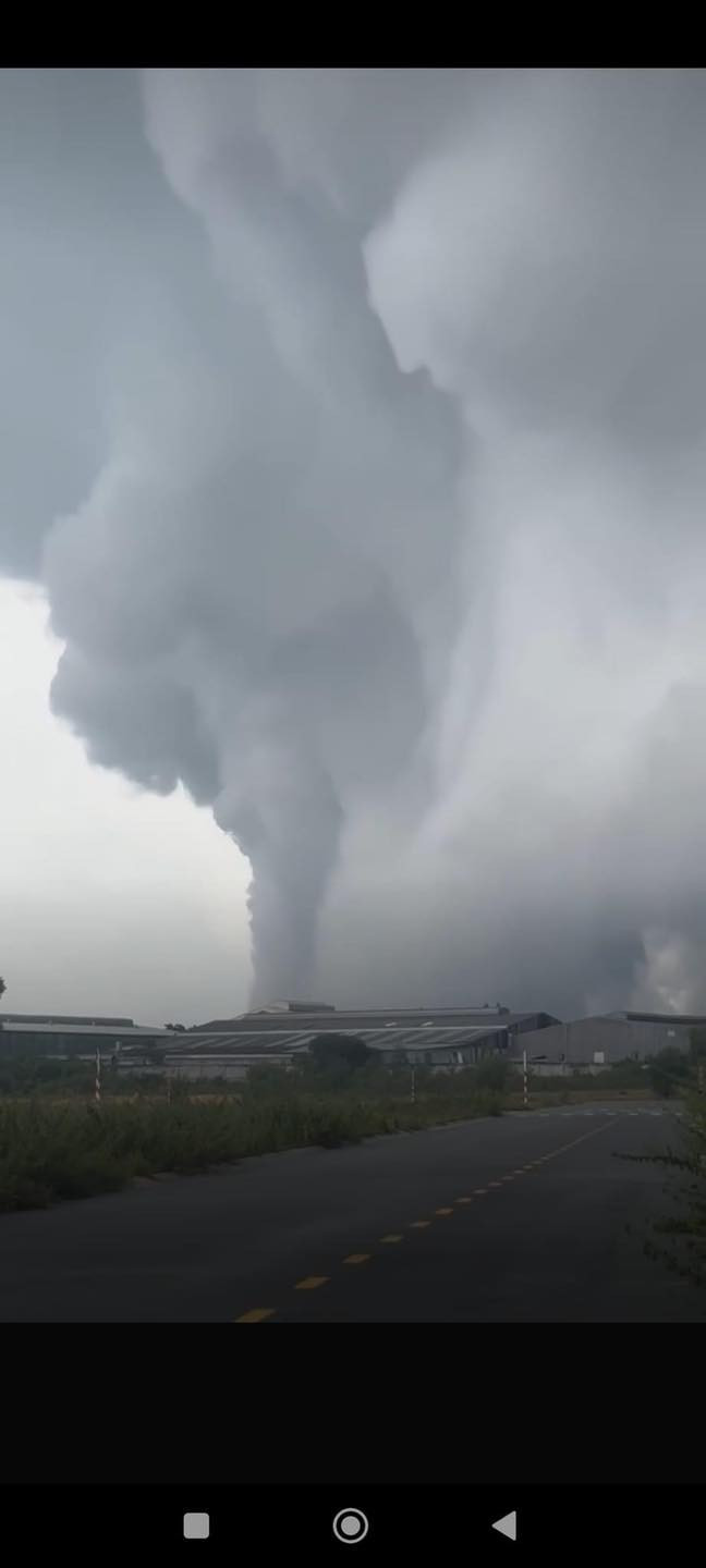 Kèm theo mây đen là nhiệt độ giảm bất ngờ có thể cảm nhận được rõ ràng.