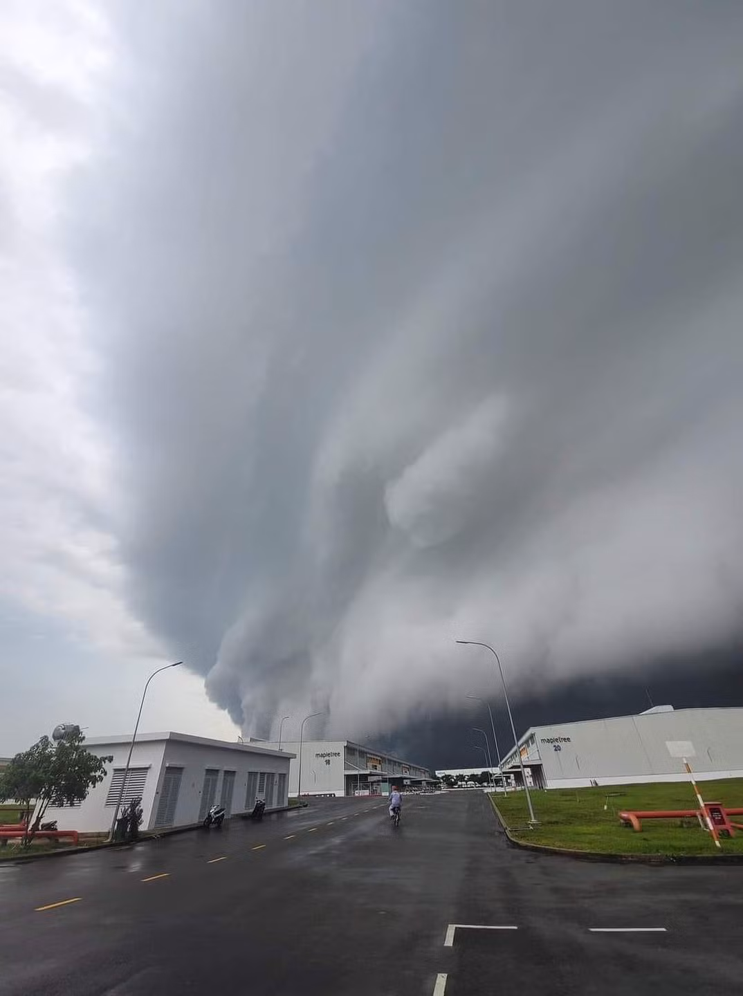 Mây đen khổng lồ kéo sát gần với mặt đất.