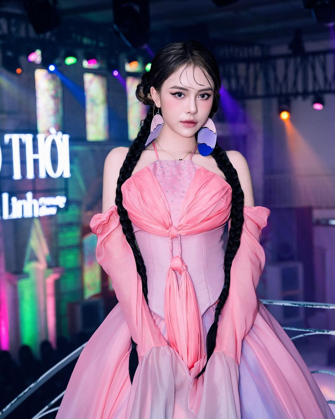 Theo đó, nàng Tiktoker tham dự một sự kiện với trang phục chỉn chu, phần cổ váy được thiết kế theo dạng yếm cách điệu, phía chân váy được may phồng lạ mắt.