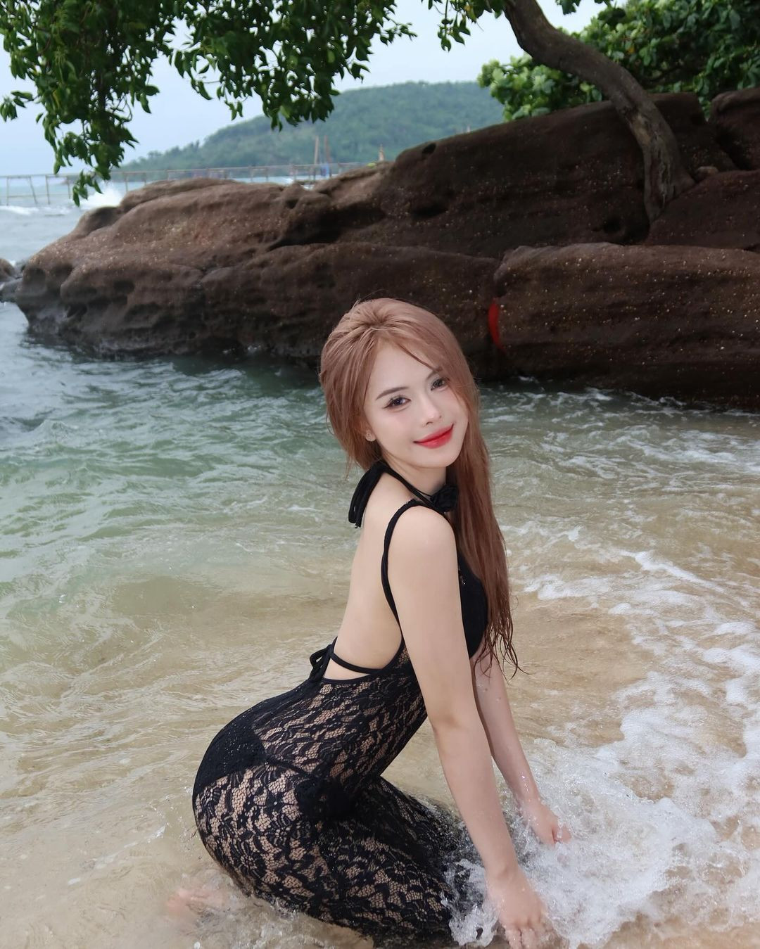 Nàng Tiktoker theo đuổi phong cách gợi cảm, quyến rũ. Trong những bức ảnh được đăng tải gần đây, cô nàng không ngần ngại diện các thiết kế hở bạo.