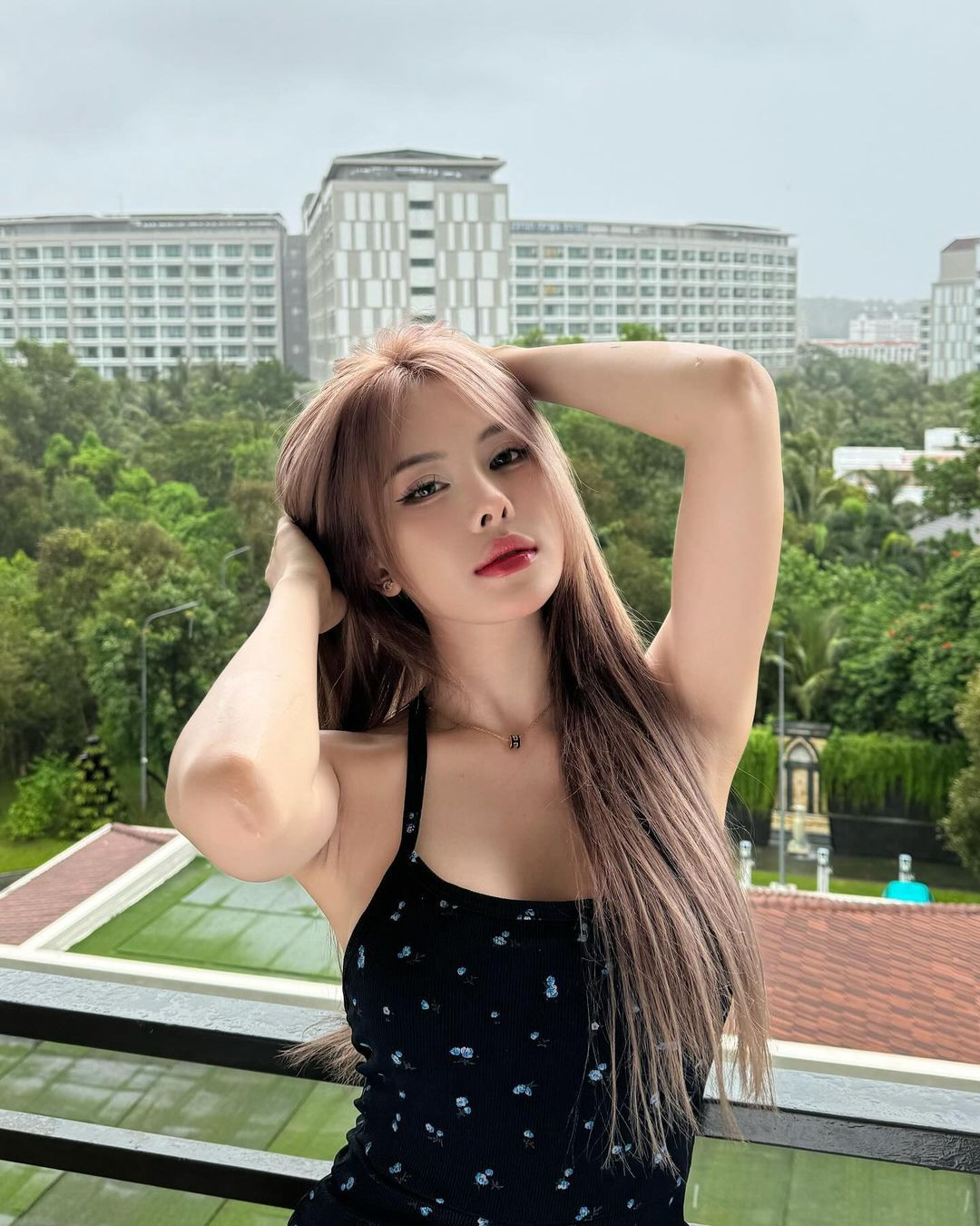 Cô nàng cũng sở hữu gương mặt xinh xắn không góc chết.