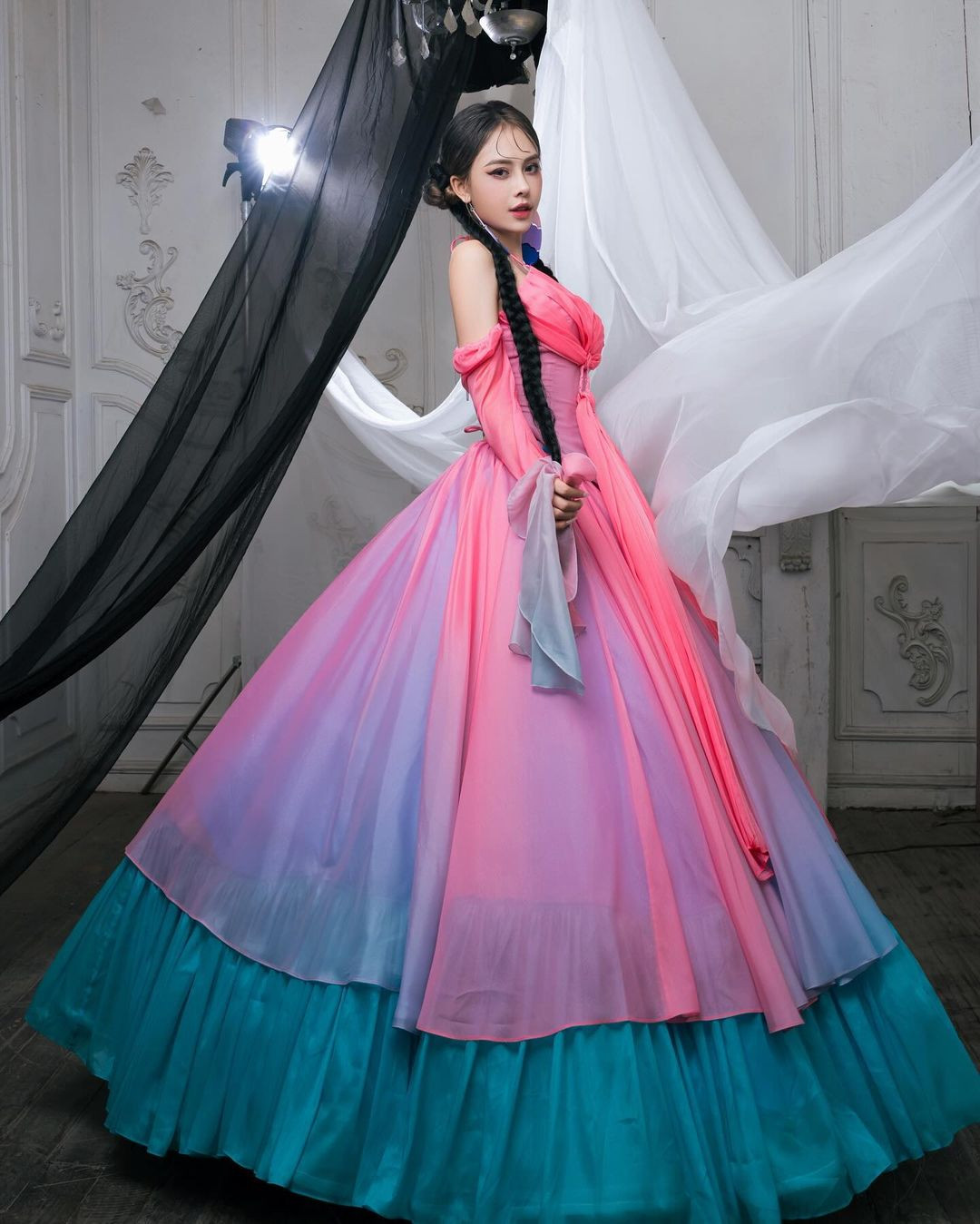 Gần đây, Louis Phạm sau một thời gian im hơi lặng tiếng đã "tái xuất" với loạt ảnh tình tứ bên bạn trai. Cùng thời điểm đó, Ngân Hà đăng tải loạt ảnh khoe dáng với dòng trạng thái "lả lơi".