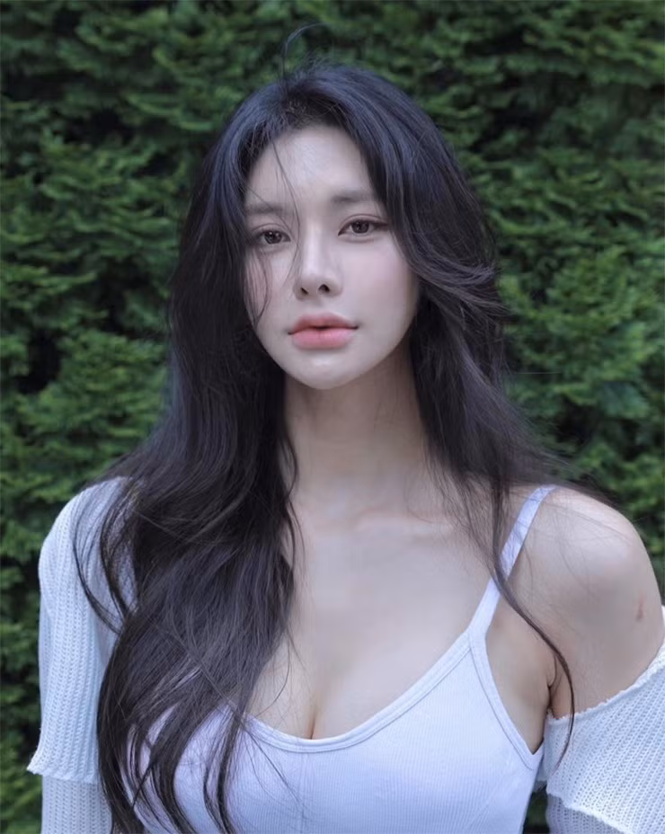 Oh Hye Soo là cái tên nổi tiếng khắp xứ sở Kim Chi nhờ thân hình nóng bỏng và cân nặng 'đặc biệt' của mình. Cô cao 1,6m; nặng 70kg nhưng nhờ tập luyện thường xuyên nên vẫn có thân hình gợi cảm với 3 vòng nóng bỏng.