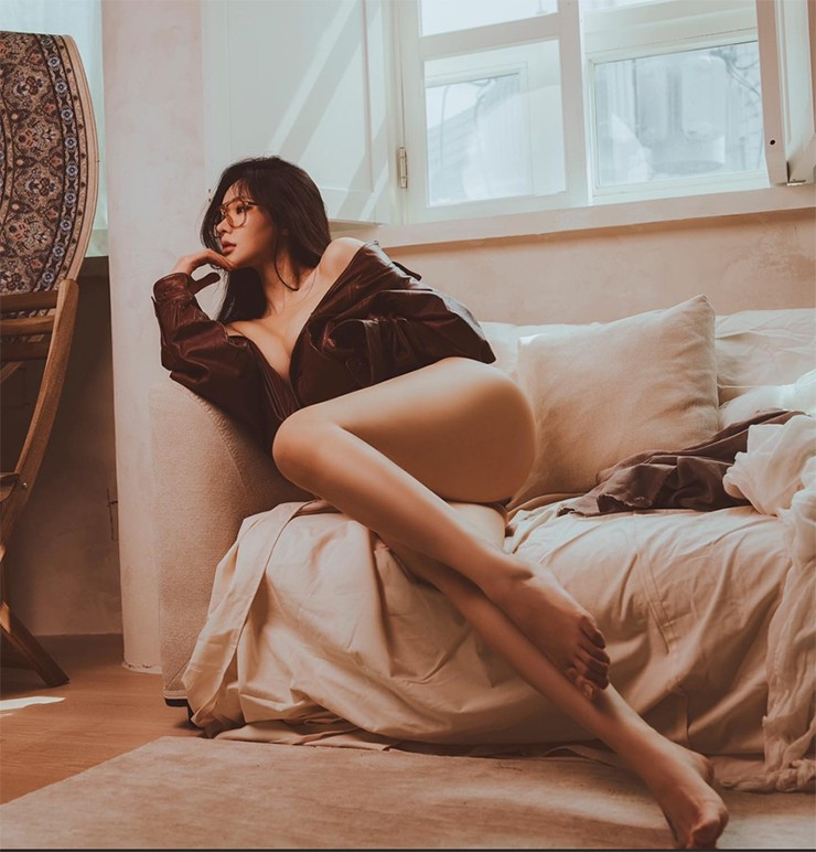 Đôi chân dài miên man và thon gọn của Oh Hye Soo là niềm mơ ước của không ít chị em. Vẻ đẹp đầy đặn, khỏe khoắn của nàng hot girl này làm người ta không thể rời mắt.