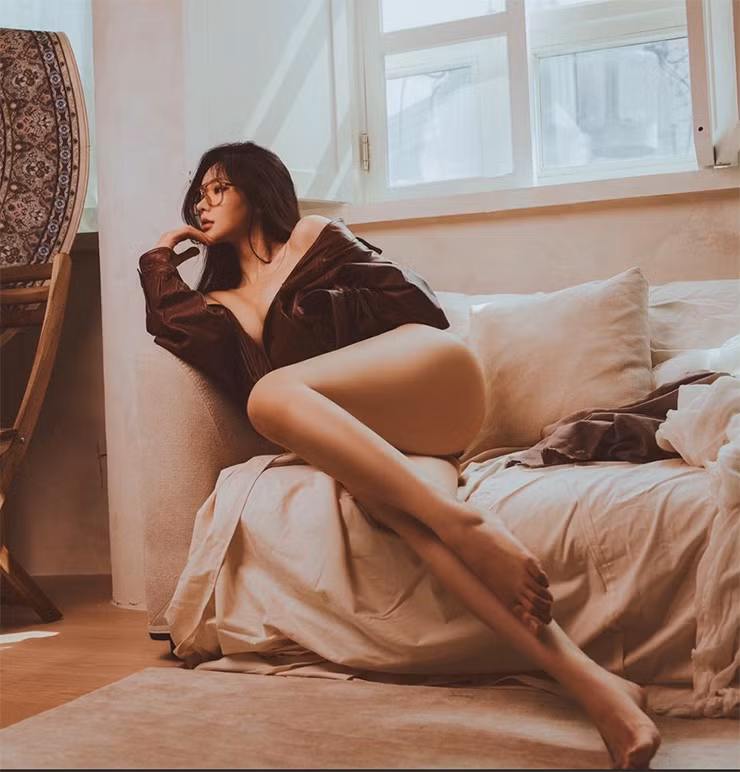 Đôi chân dài miên man và thon gọn của Oh Hye Soo là niềm mơ ước của không ít chị em. Vẻ đẹp đầy đặn, khỏe khoắn của nàng hot girl này làm người ta không thể rời mắt.