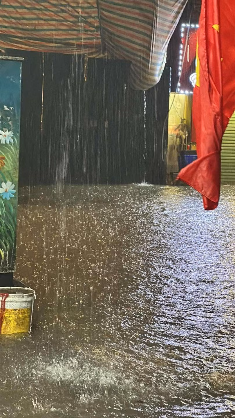 Đêm 22/8, khu vực nội thành Hà Nội có mưa to. Mưa rất lớn kèm theo dông lốc, sấm sét đêm qua đã làm hàng loạt cây xanh bật đổ, ngập lụt diện rộng.