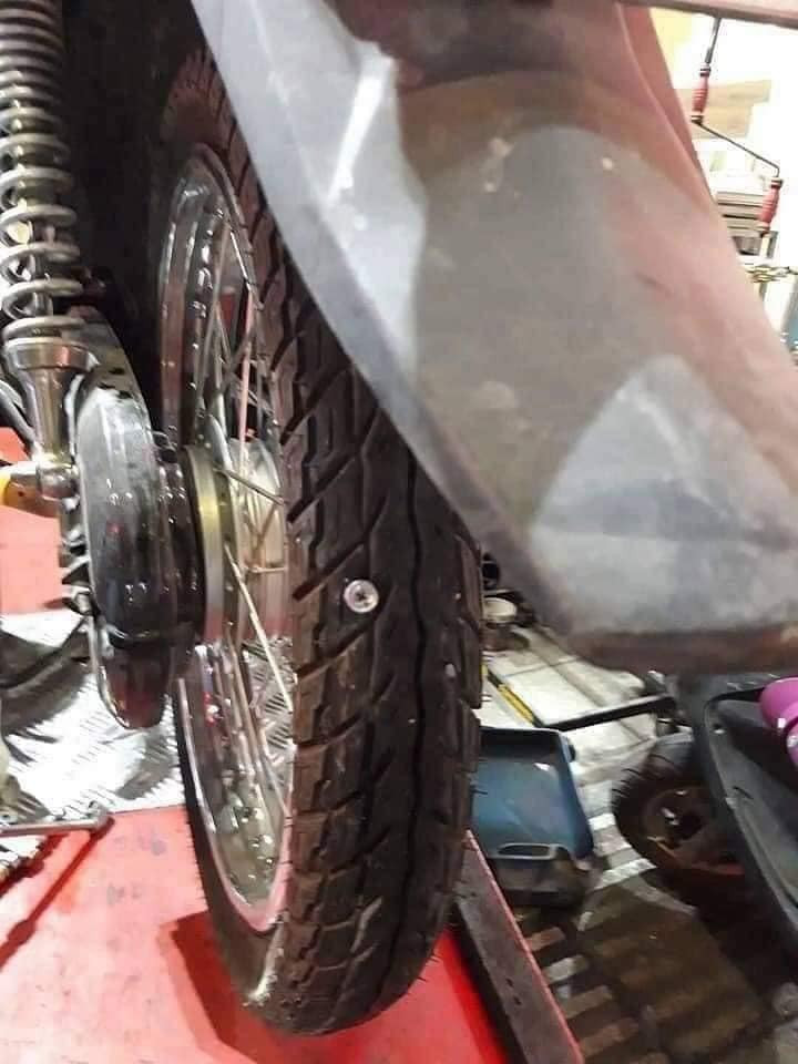 Hình ảnh lốp xe bị chiếc đinh to ghim vào.