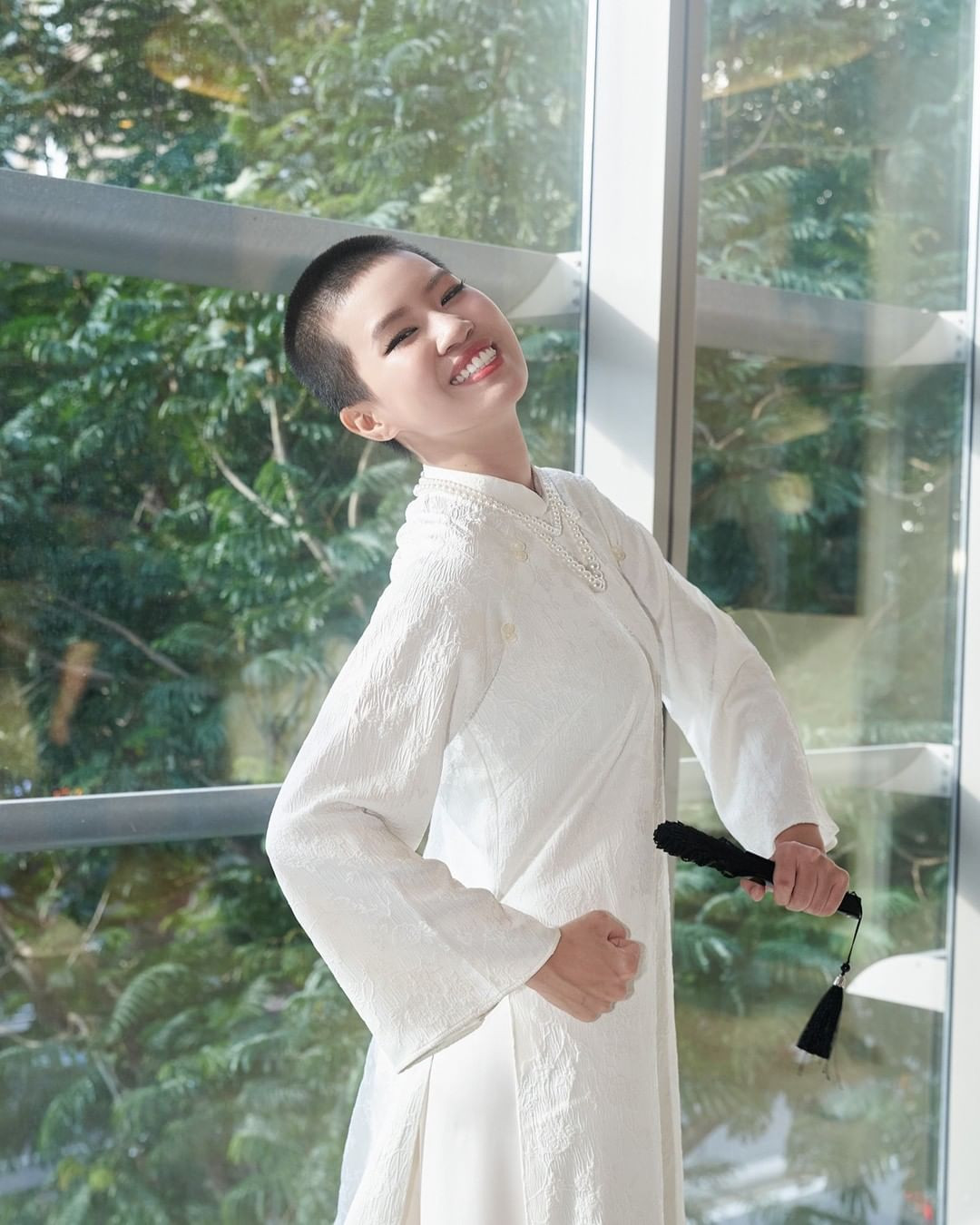 Hành động cạo đầu ở nữ giới không còn mới lạ, là xu hướng được đón nhận từ sau đại dịch Covid-19, bùng nổ vào năm 2023 nhờ sự lăng xê của diễn viên Florence Pugh và rapper Doja Cat. Tuy nhiên ở Việt Nam, rất ít người có thể thực sự "xuống tóc".