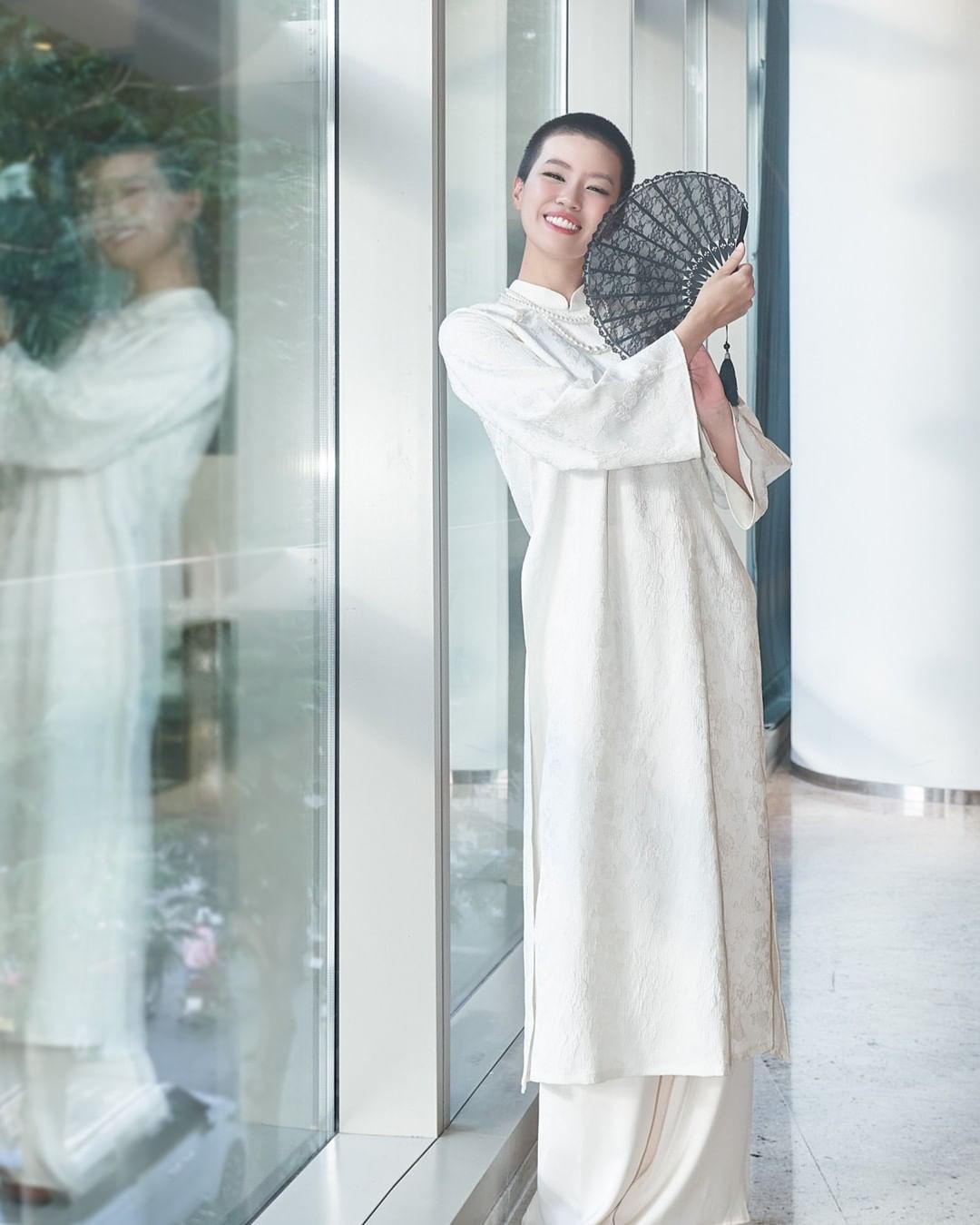 Pháo vẫn tự tin diện áo dài truyền thống với kiểu tóc "độc lạ".