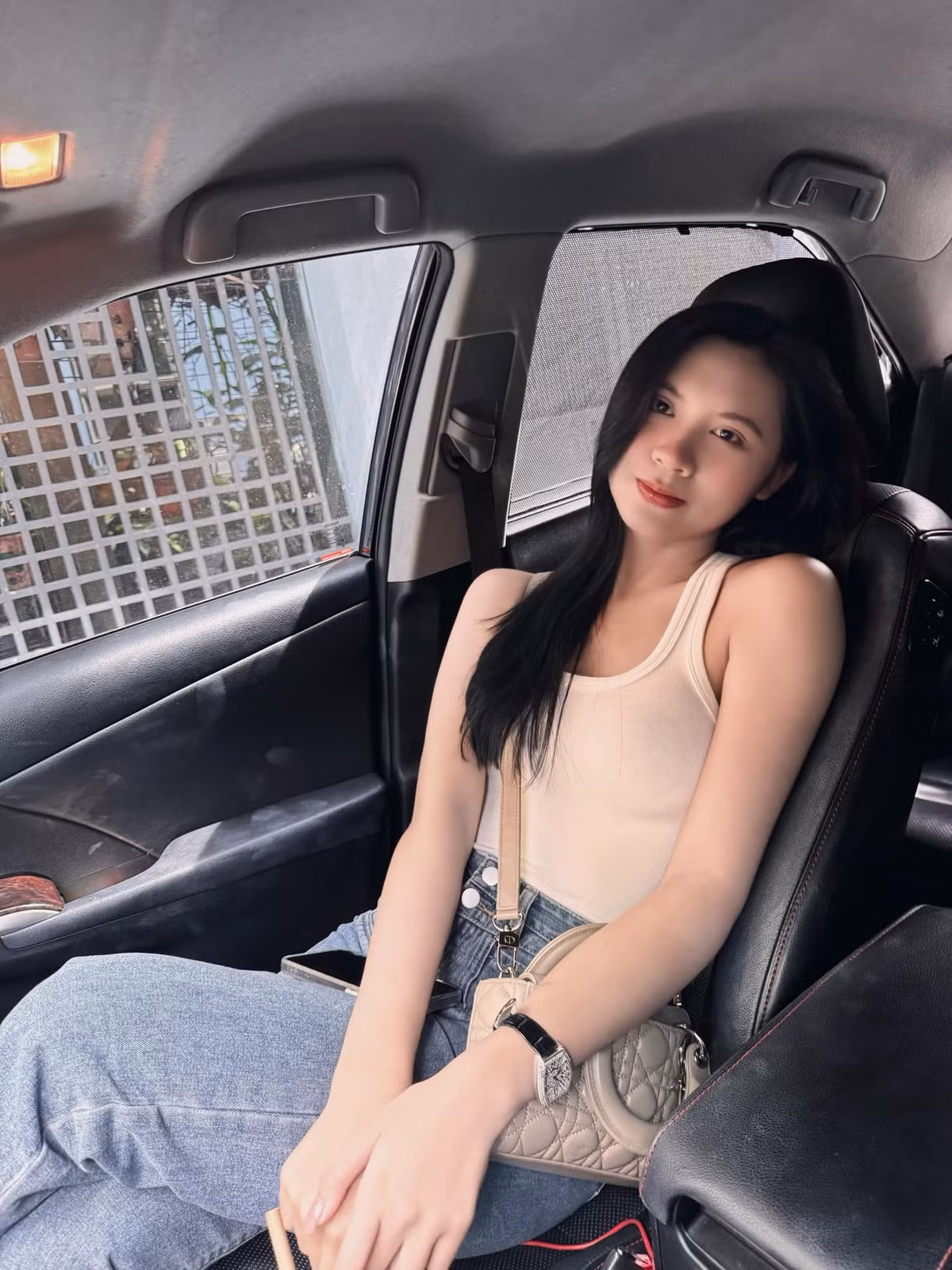 Tường Vy sở hữu phong cách thời trang trẻ trung, đơn giản nhưng đầy cuốn hút.