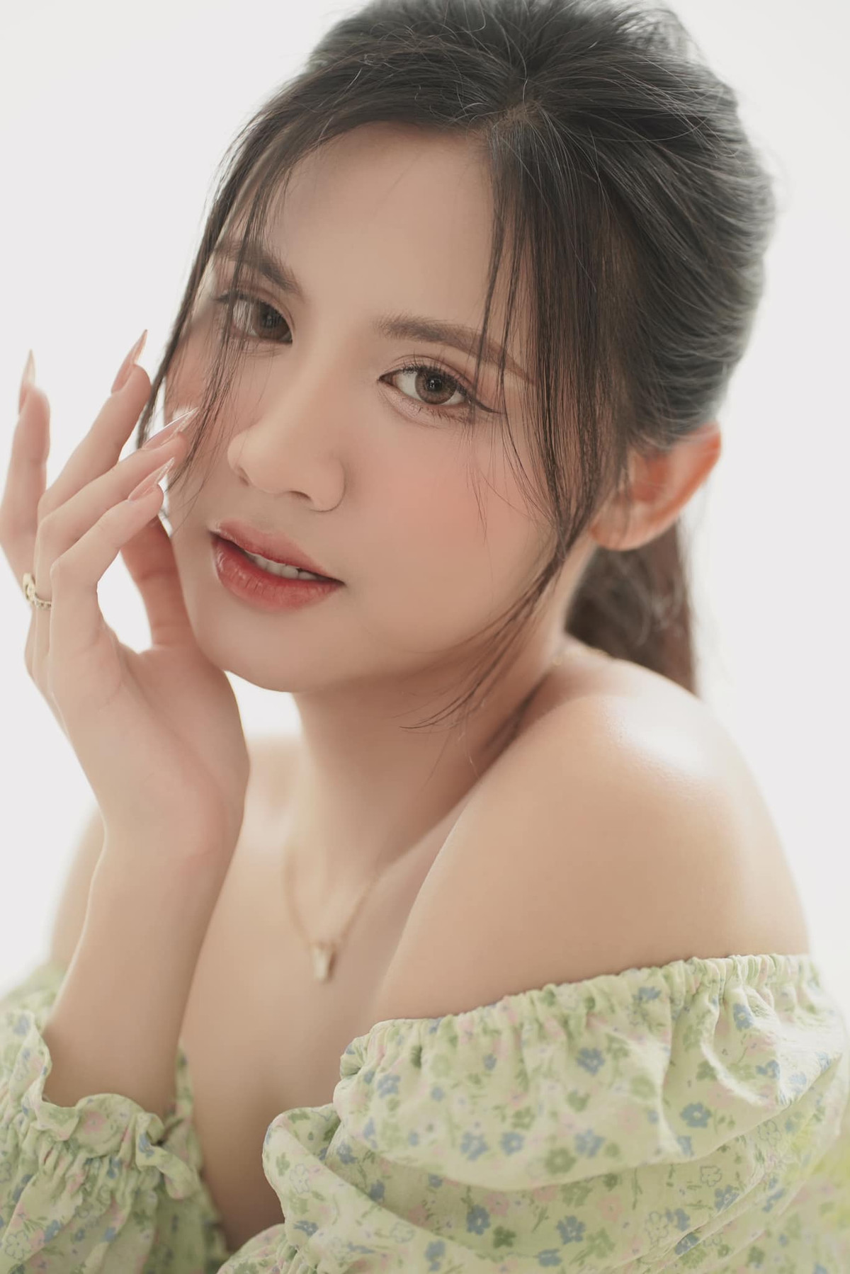 Cô nàng sinh ra ở sinh ra tại Liên Bang Nga và hiện sống tại Hà Nội.