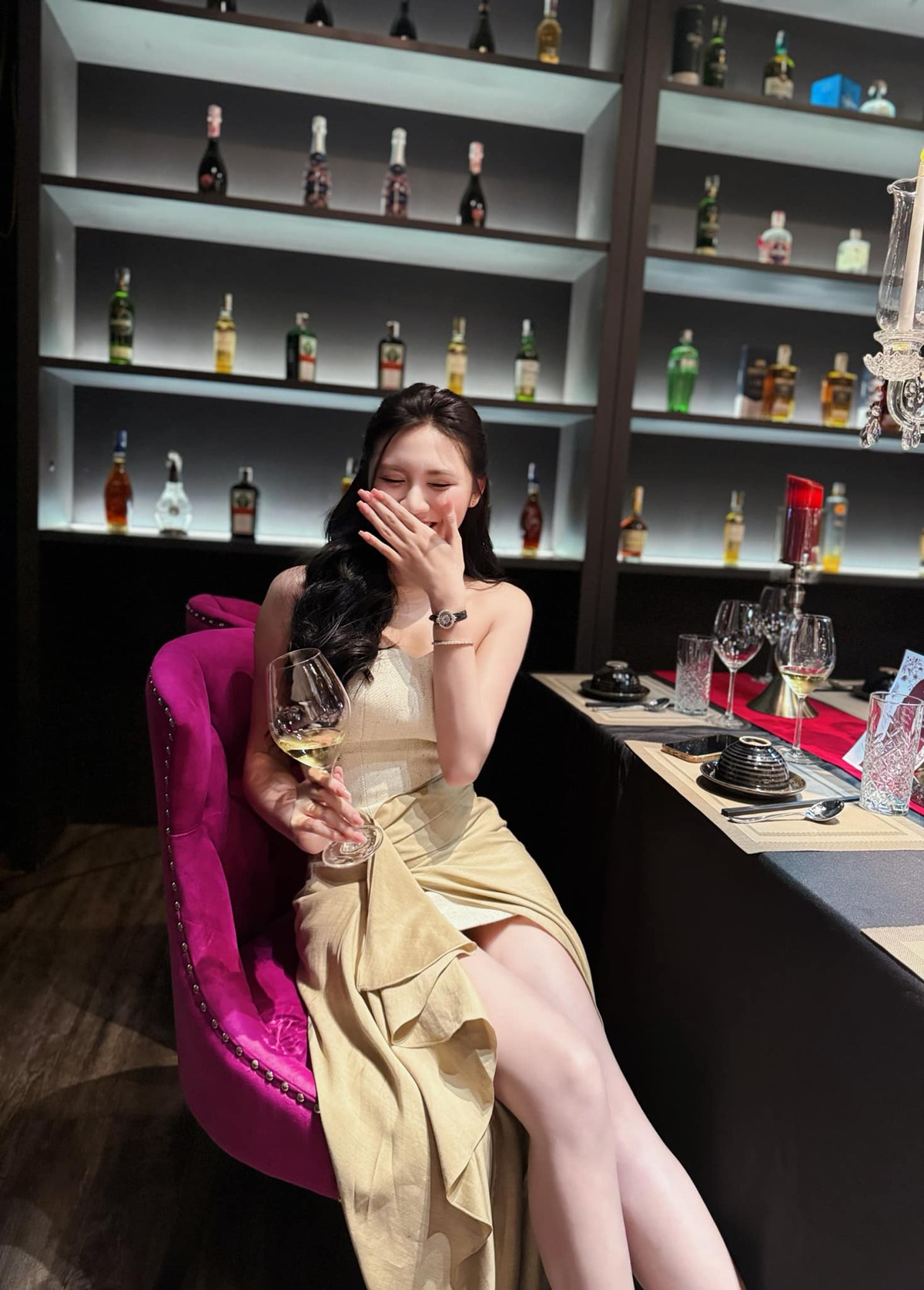 Nguyễn Tường Vy sinh ngày 12/8/2002, cô nàng từng được biết đến là cô giáo dạy văn trẻ nhất Tiktok khi sở hữu một kênh với hơn 100.000 người theo dõi ở thời điểm còn là sinh viên năm nhất.