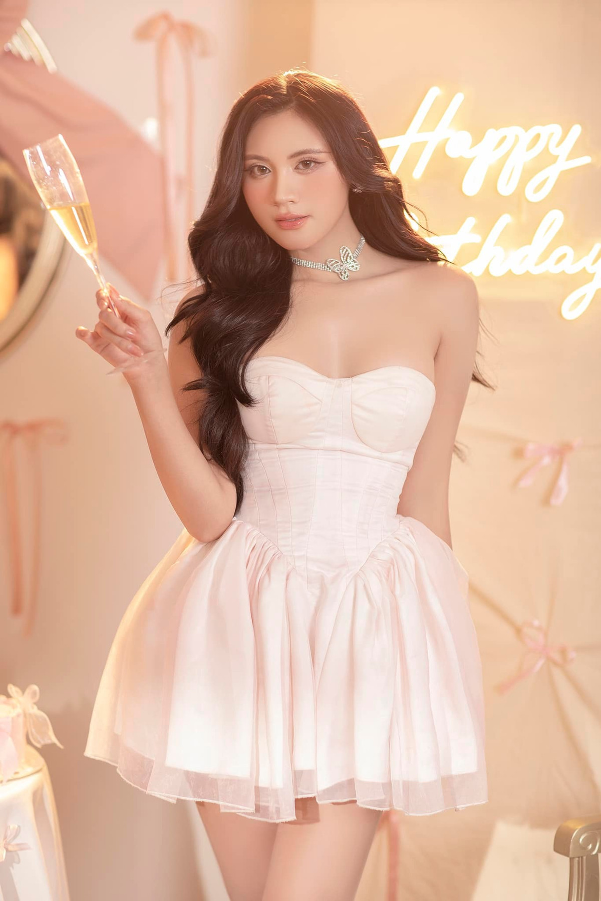 Mới đây, cô nàng vừa đón sinh nhật của mình với một bộ ảnh theo phong cách cực kì ngọt ngào, nữ tính.