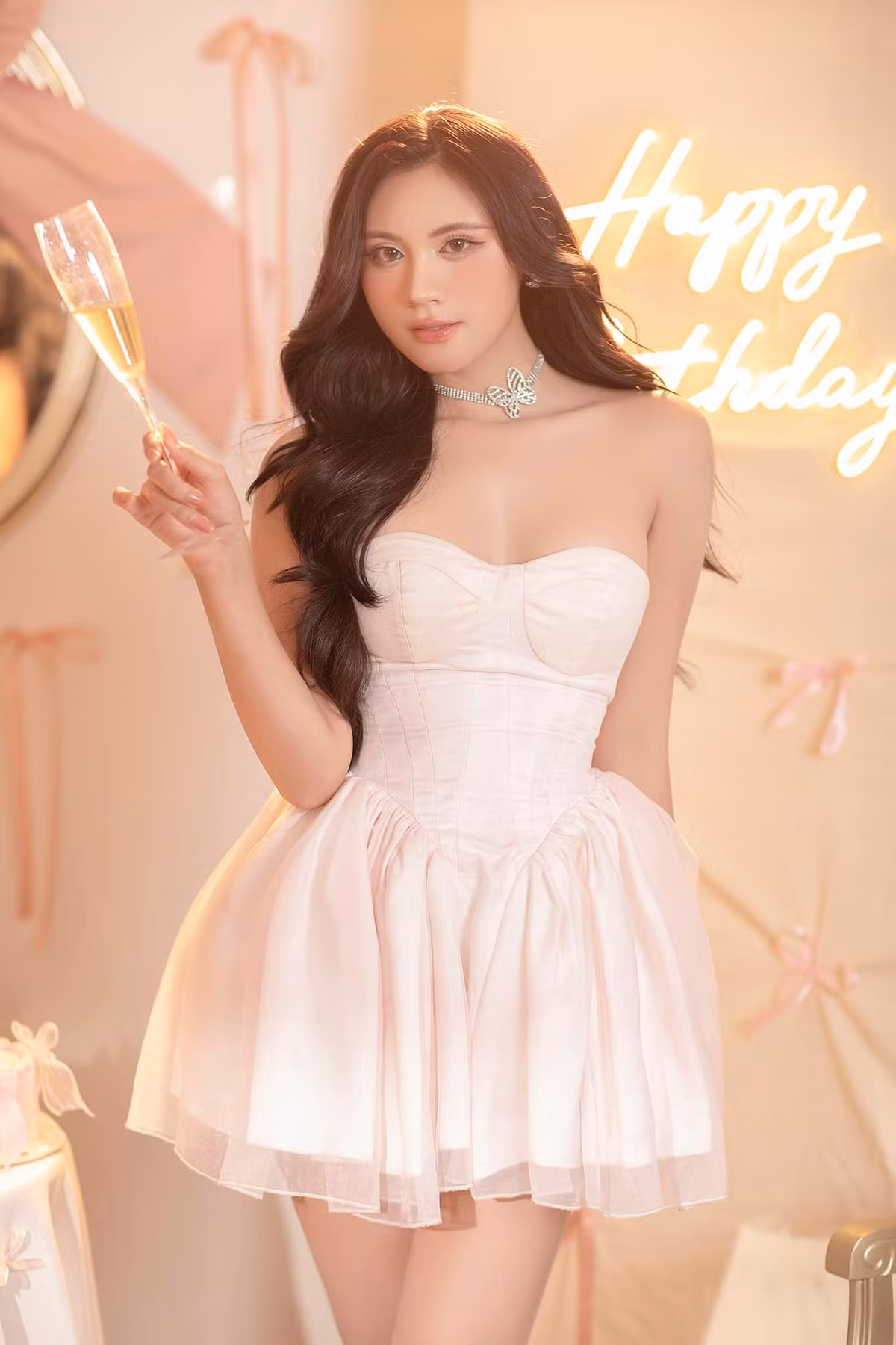 Mới đây, cô nàng vừa đón sinh nhật của mình với một bộ ảnh theo phong cách cực kì ngọt ngào, nữ tính.