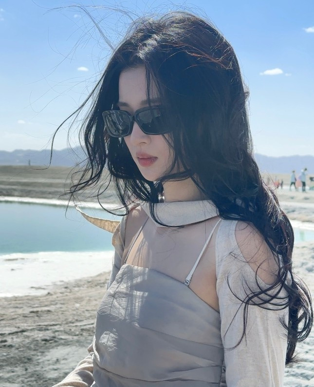 Vương Sở Nhiên sở hữu chiều cao tốt, vóc dáng quyến rũ, lợi thế là đôi chân dài thẳng tắp. Khuôn mặt của người đẹp khi không cười thì lạnh lùng thời thượng, hợp với thời trang cao cấp, nhưng khi cười vui gợi cảm giác che chở.