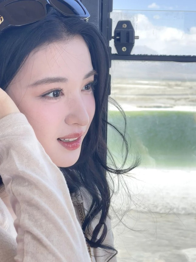 Vương Sở Nhiên đang trong kỳ nghỉ giữa các bộ phim. Cô đưa mẹ đi thăm hồ Dachaidan Emerald là hồ muối nổi tiếng ở tỉnh Thanh Hải, Trung Quốc.