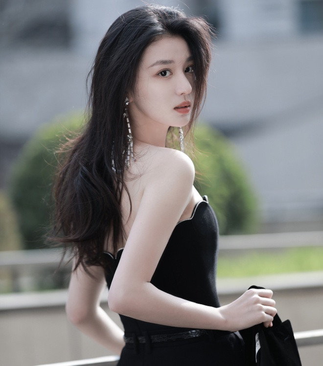 Dù bị lộ ảnh chụp lén nhưng nhiều người ủng hộ Vương Sở Nhiên, cho rằng đây là lúc riêng tư, cô sống thoải mái không cần giữ hình tượng. Hơn nữa trên máy bay hành khách thường ngủ và không trang điểm.