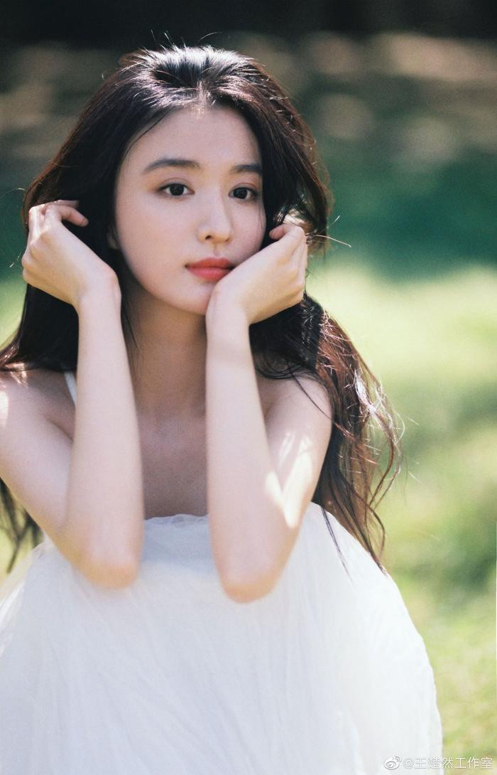 Đáp lại những tin đồn hẹn hò, cả Dương Dương và Vương Sở Nhiên lại giữ im lặng về chuyện tình cảm. Ảnh sử dụng trong bài: Weibo