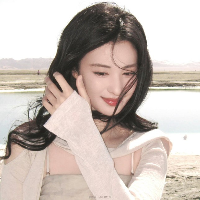 Xuất hiện trong bộ ảnh đi du lịch, Vương Sở Nhiên mặc trang phục kín đáo trang nhã nhẹ nhàng, gương mặt với đường nét tinh tế kiều diễm xứng với danh xưng "nữ chính từ trong tiểu thuyết ngôn tình bước ra". Bên cạnh đó, một số góc ảnh khán giả nhận xét người đẹp này rất giống Lưu Diệc Phi .