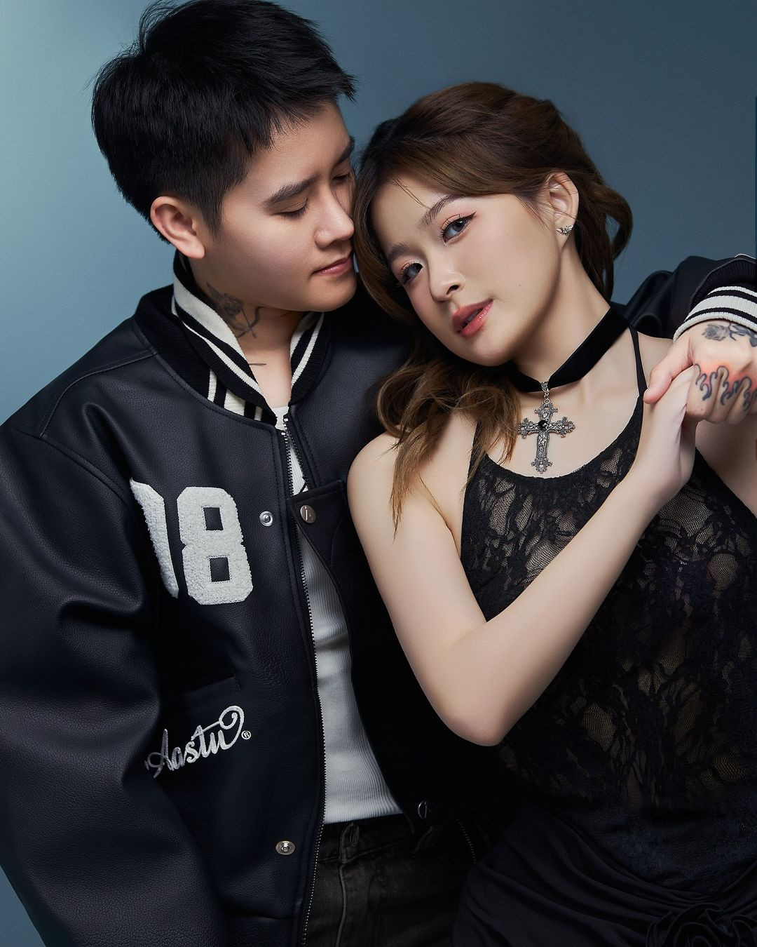 Bạn trai của Chao sở hữu ngoại hình đầy nam tính, đặc biệt là luôn dành cho cô nàng những ánh mắt, cử chỉ âu yếm.