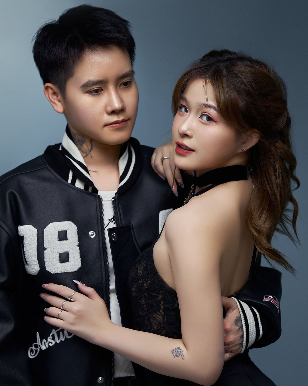 Trong ảnh, nữ rich kid và bạn trai tỏ ra vô cùng ngọt ngào khi có loạt cử chỉ âu yếm.