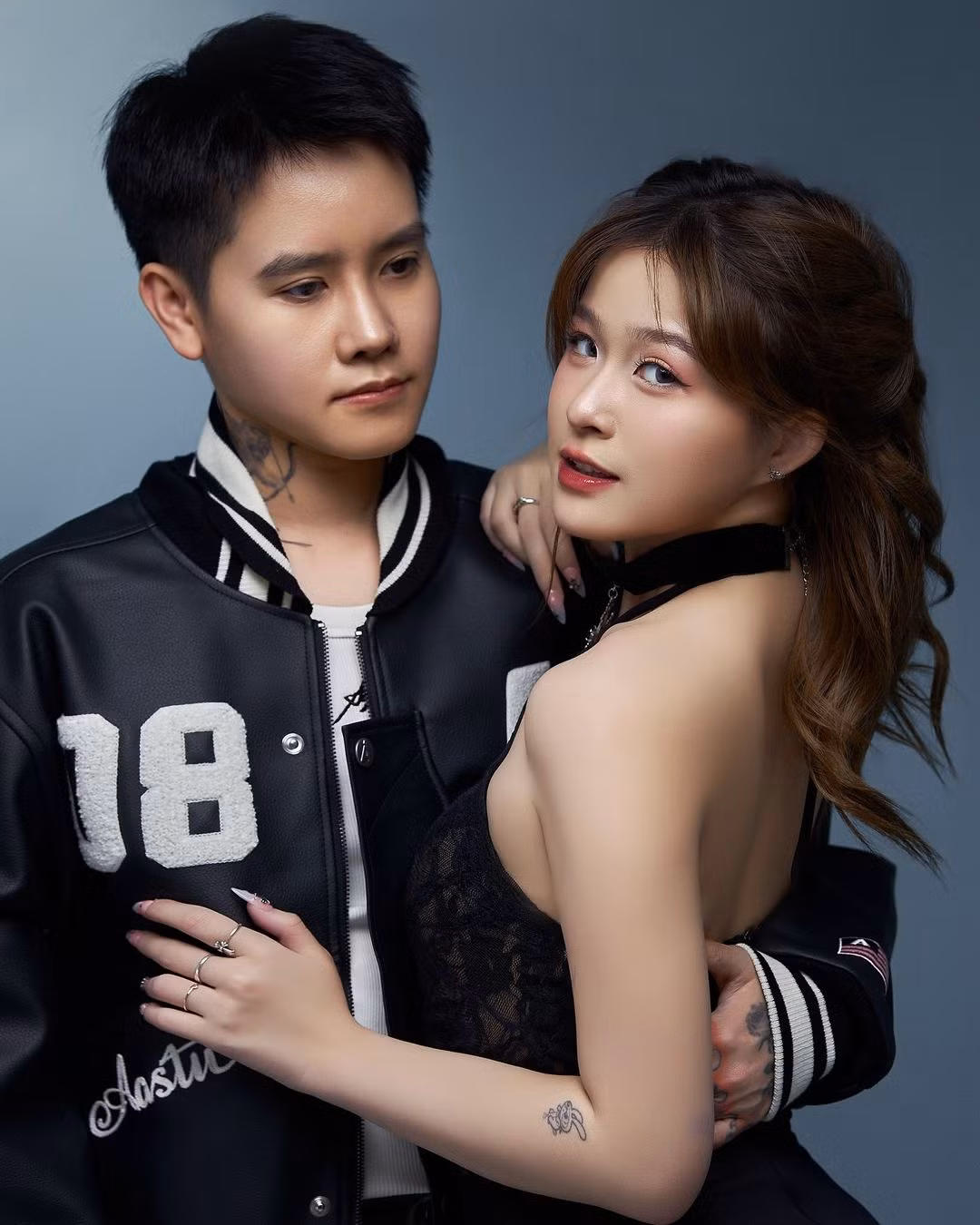 Trong ảnh, nữ rich kid và bạn trai tỏ ra vô cùng ngọt ngào khi có loạt cử chỉ âu yếm.