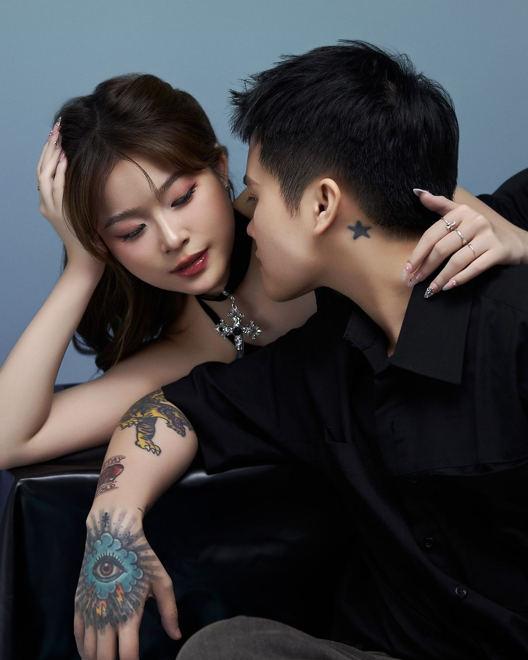 Theo chia sẻ, Chao thường xuyên được anh người yêu tặng hoa, từ hoa tươi đến hoa bằng gấu bông, bong bóng… với nhiều lời nhắn ngọt ngào như "Love you to the moon and back" (chỉ một tình yêu mãnh liệt) hay "Mau khỏi ốm nhé, yêu em".