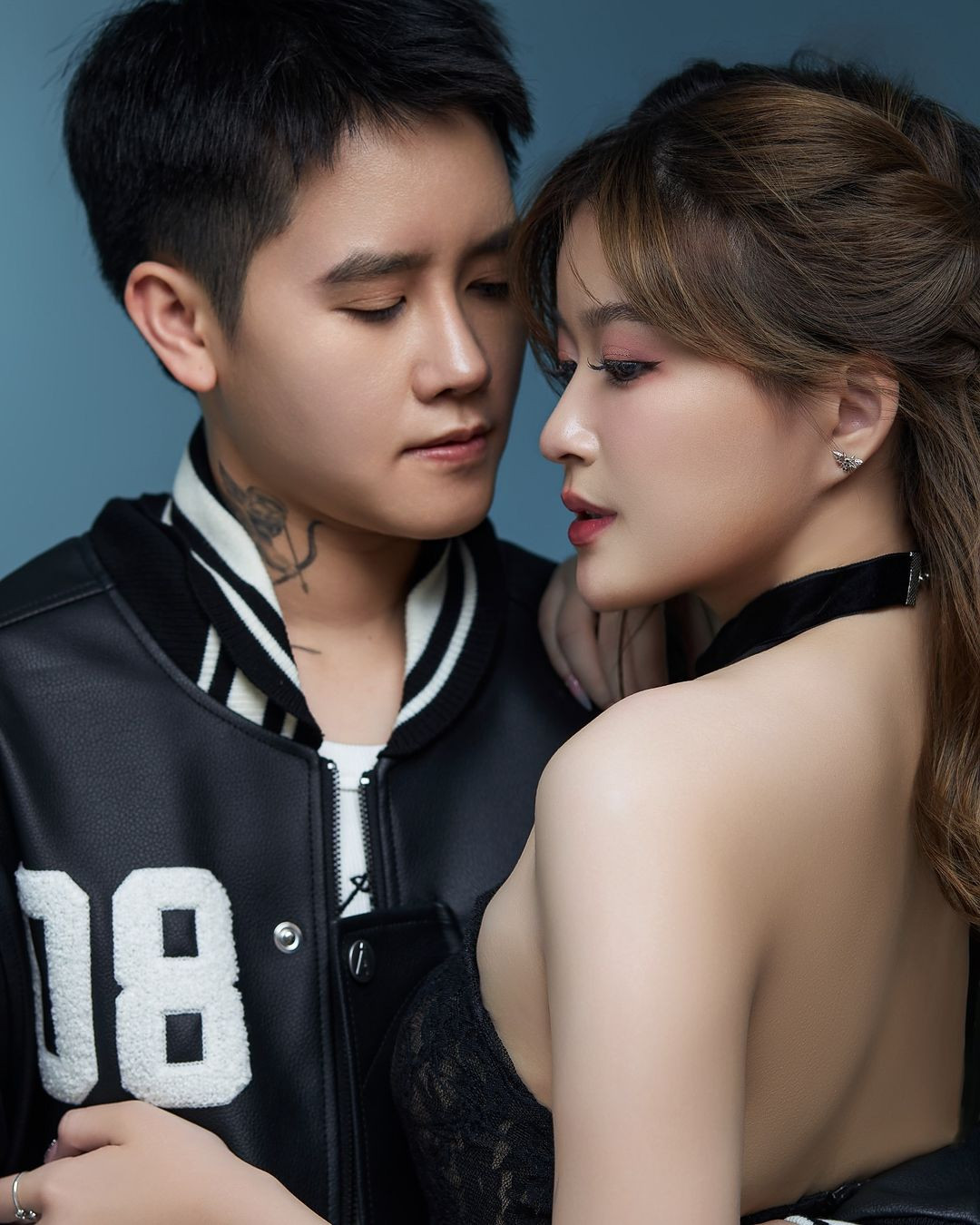 CĐM nhận xét Chao và bạn trai có khá nhiều điểm tương đồng về ngoại hình và có lẽ là cả gia cảnh.