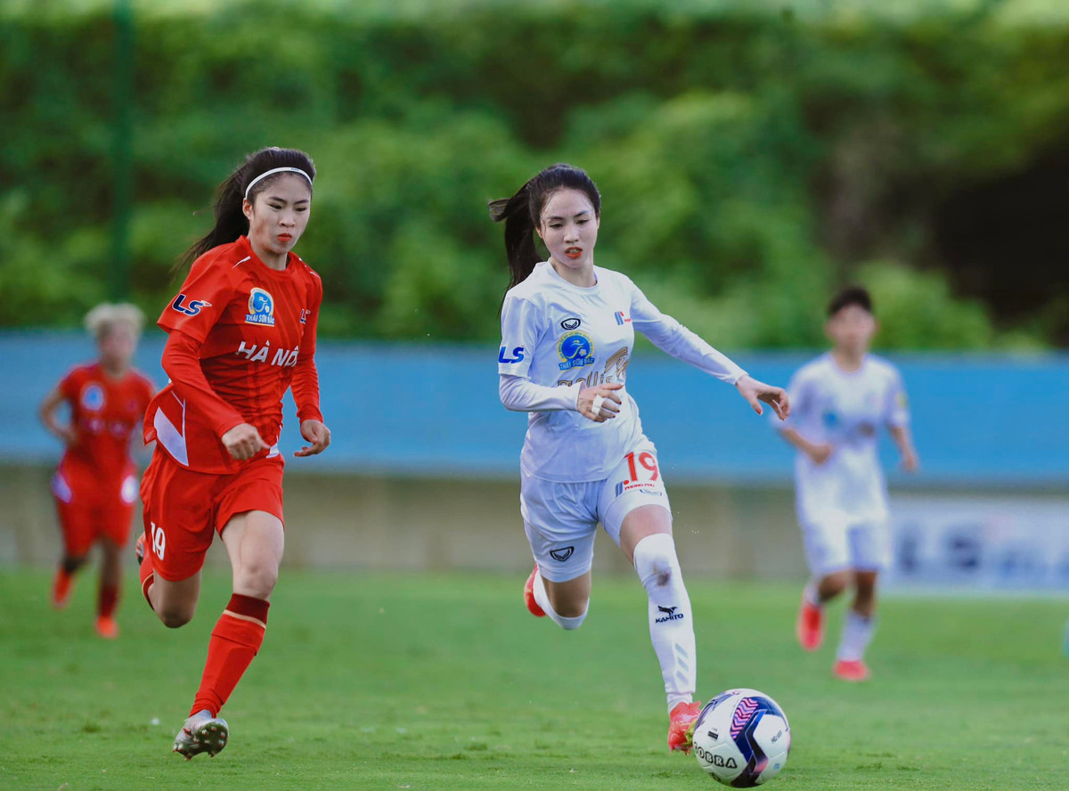 Nữ tuyển thủ sinh năm 2000 thi đấu ở vị trí hậu vệ. Hành trình với trái bóng của cô gặp không ít gian nan khi liên tiếp gặp các chấn thương.