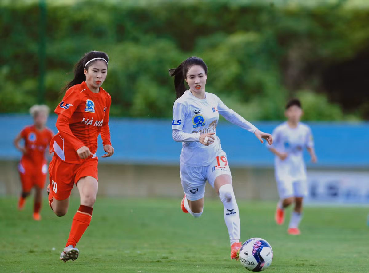 Nữ tuyển thủ sinh năm 2000 thi đấu ở vị trí hậu vệ. Hành trình với trái bóng của cô gặp không ít gian nan khi liên tiếp gặp các chấn thương.