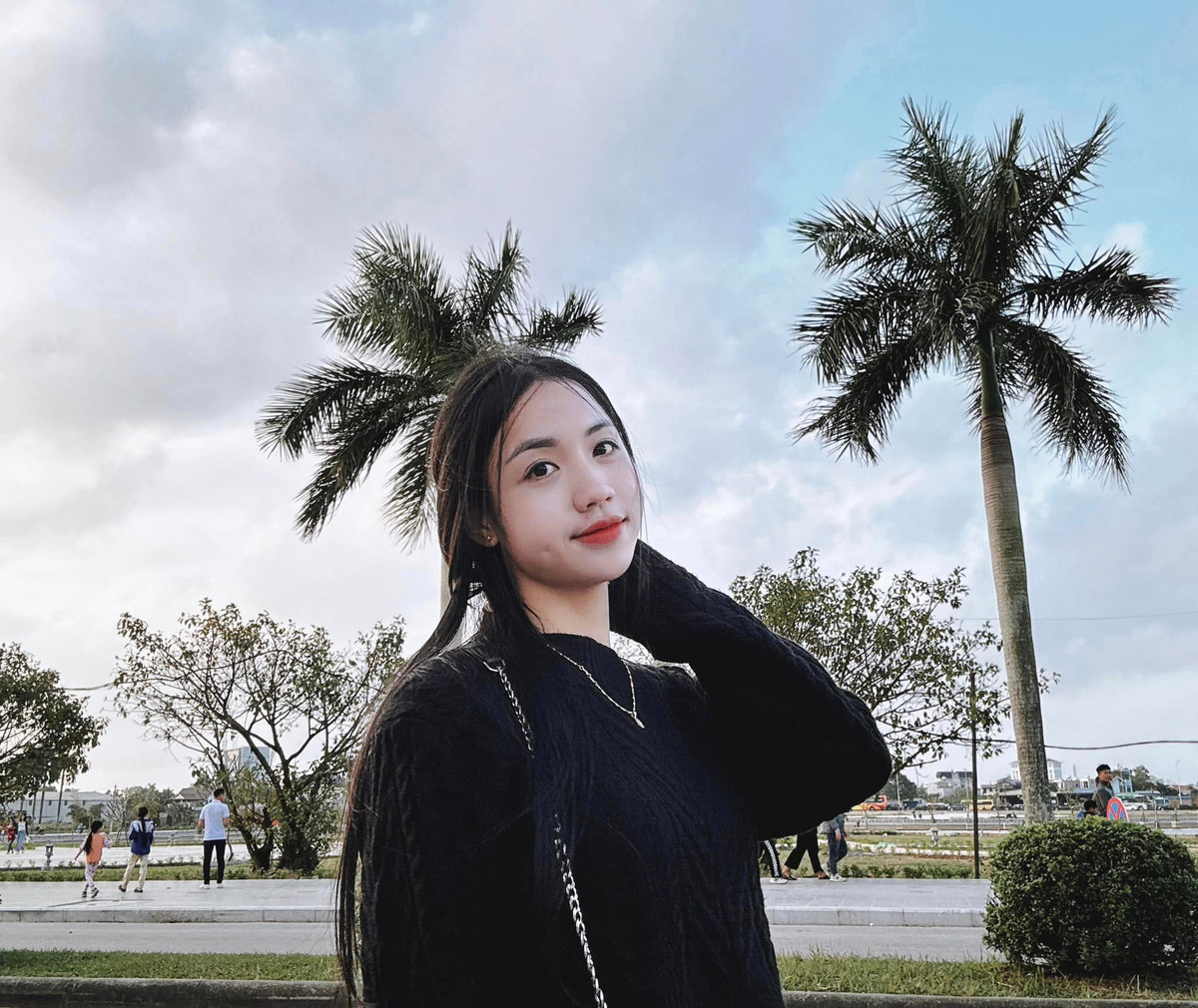 Cô nàng có thể cân được mọi phong cách, từ nữ tính, nhẹ nhàng đến cá tính, mạnh mẽ.